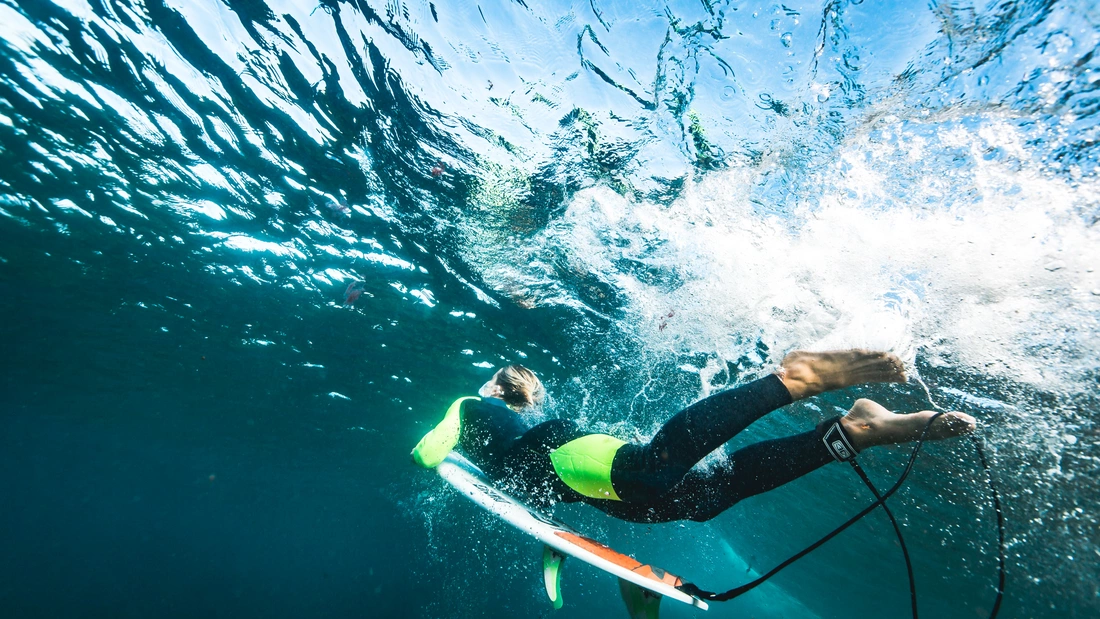 Duckdive - Bild eines Surfers beim Duckdiving im Surf-Glossar von PURE