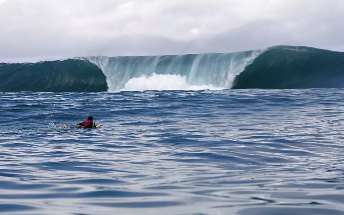 Alex Zirke beim Surfen