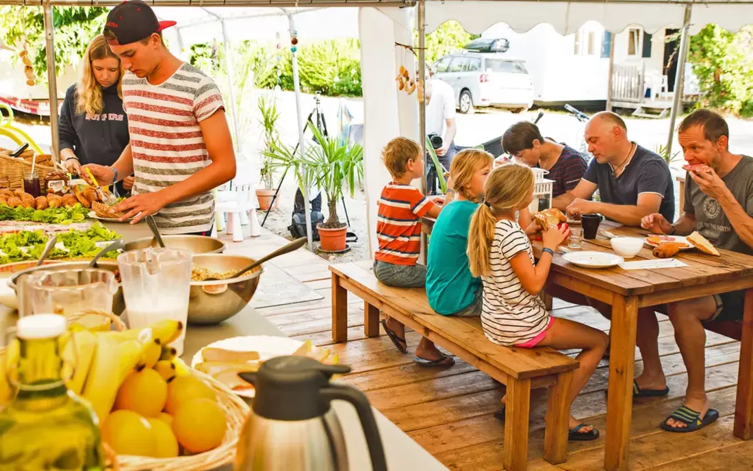 breakfast together Pure surfcamps Biscarrosse family camp