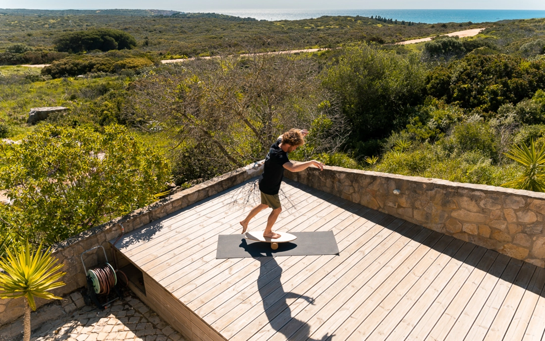 Pure Surfcamps Portugal Surflodge Portugal Balance Board Balancebrett Wackelbrett Workout Training Übungen Surfworkout