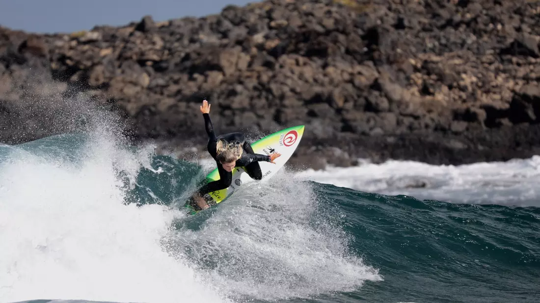 [Translate to English:] Janina Zeitler surfs Fuerte