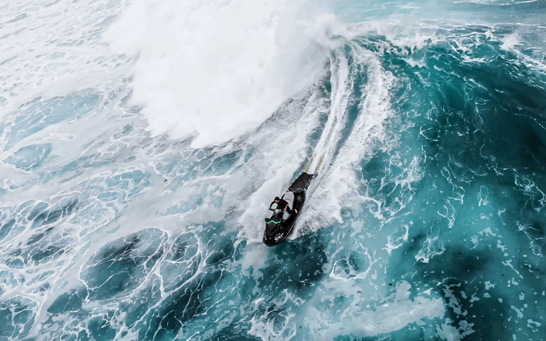 Alex Zirke beim Surfen