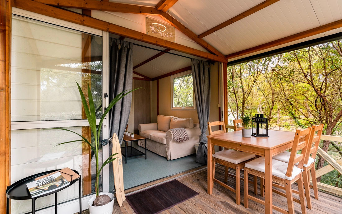 puresurfcamps Molietes Mobile Home Unterkunt mit gemütlichem Wohnzimmer