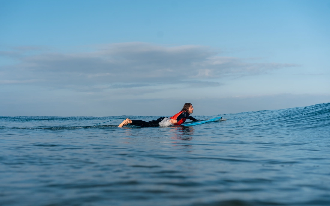 paddling into the line up