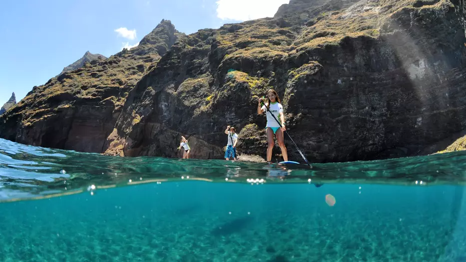 Mit SUP-Touren die Schönheit der Küste entdecken.