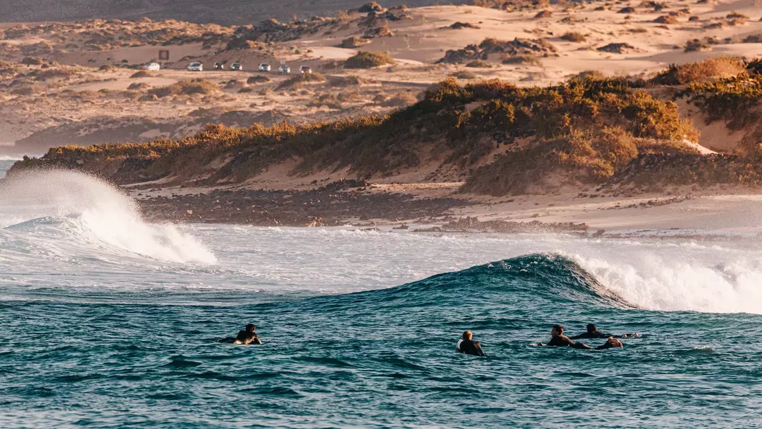 Many surf spots can be seen directly from the street. This makes the search for the perfect wave extremely easy.