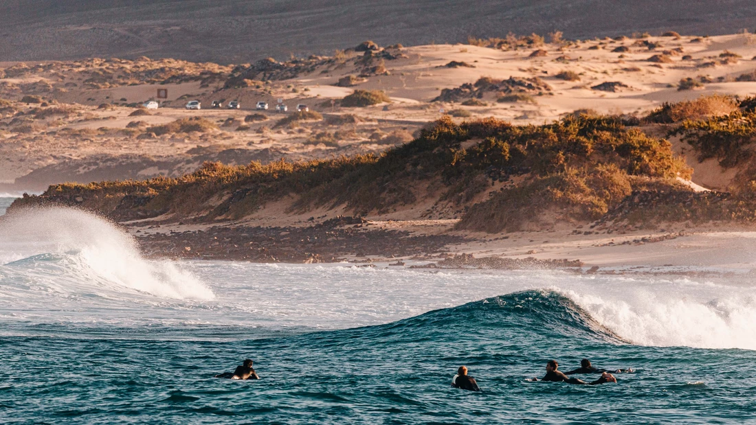 Viele Surfspots sind direkt von der Strasse aus zu sehen. Das macht die Suche nach der perfekten Welle enorm leicht. 