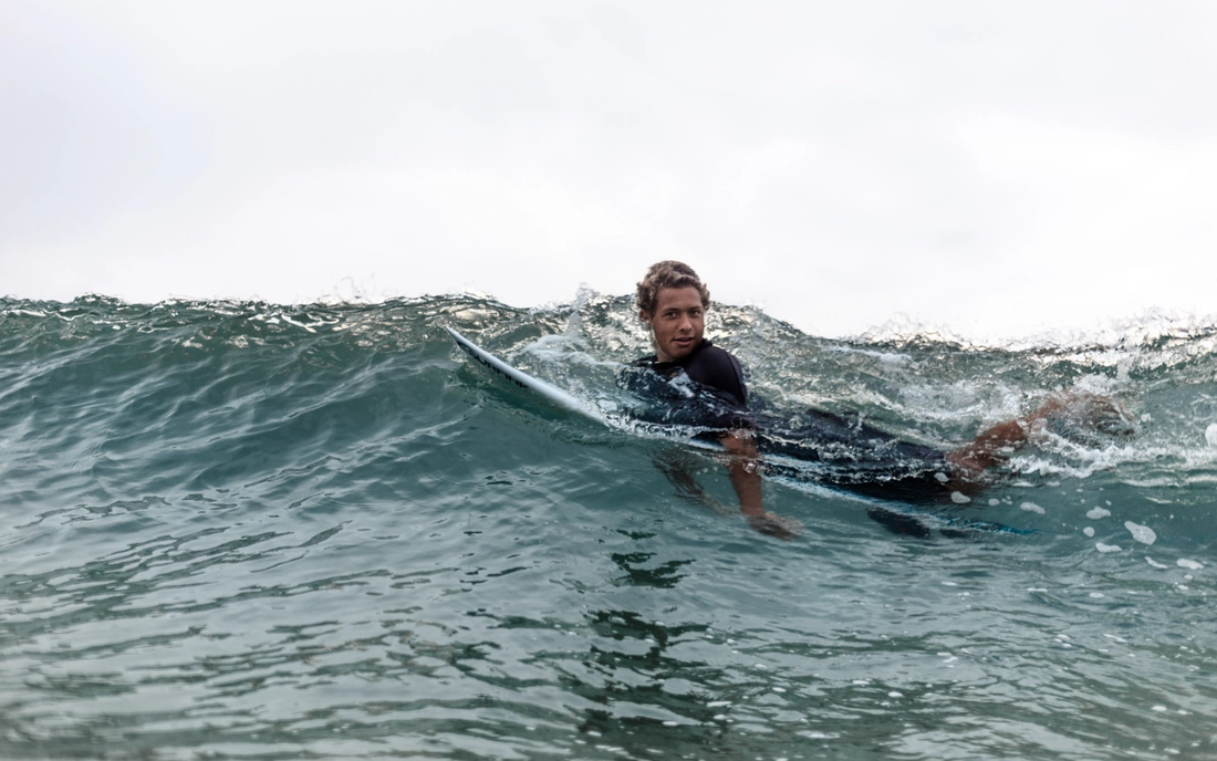 Marco Teichner beim Surfen in Frankreich