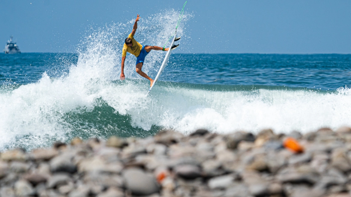 Leon Glatzer qualifiziert sich beim Surfen für Olympia 2021 in Tokio