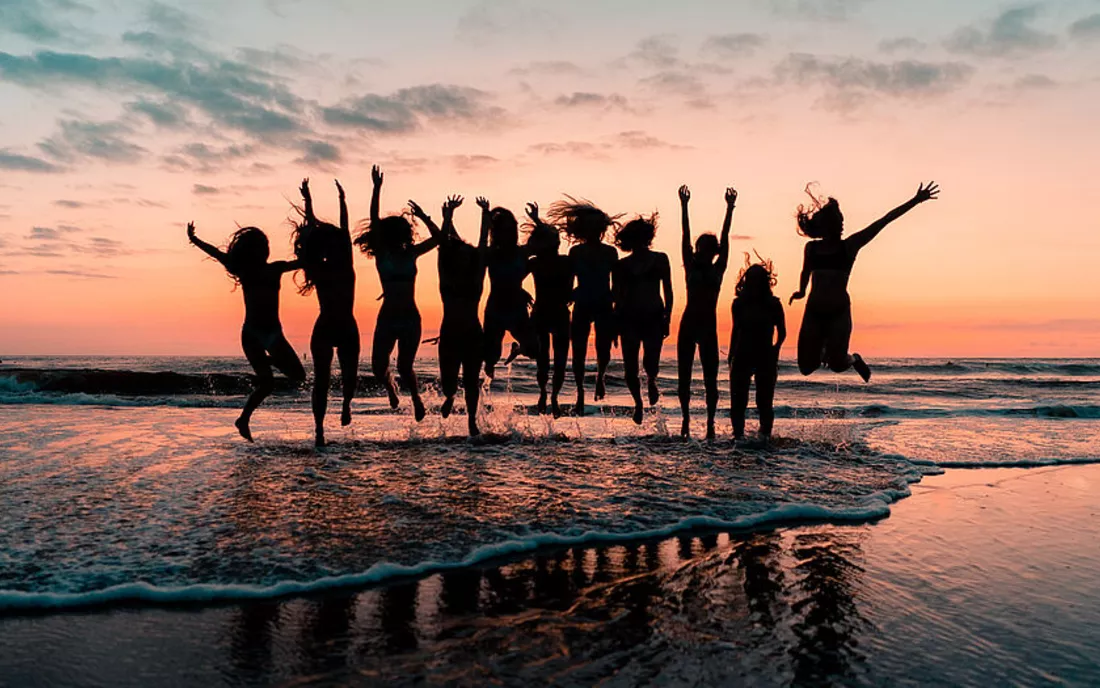 Surfergirls am Strand bei Sonnenuntergang