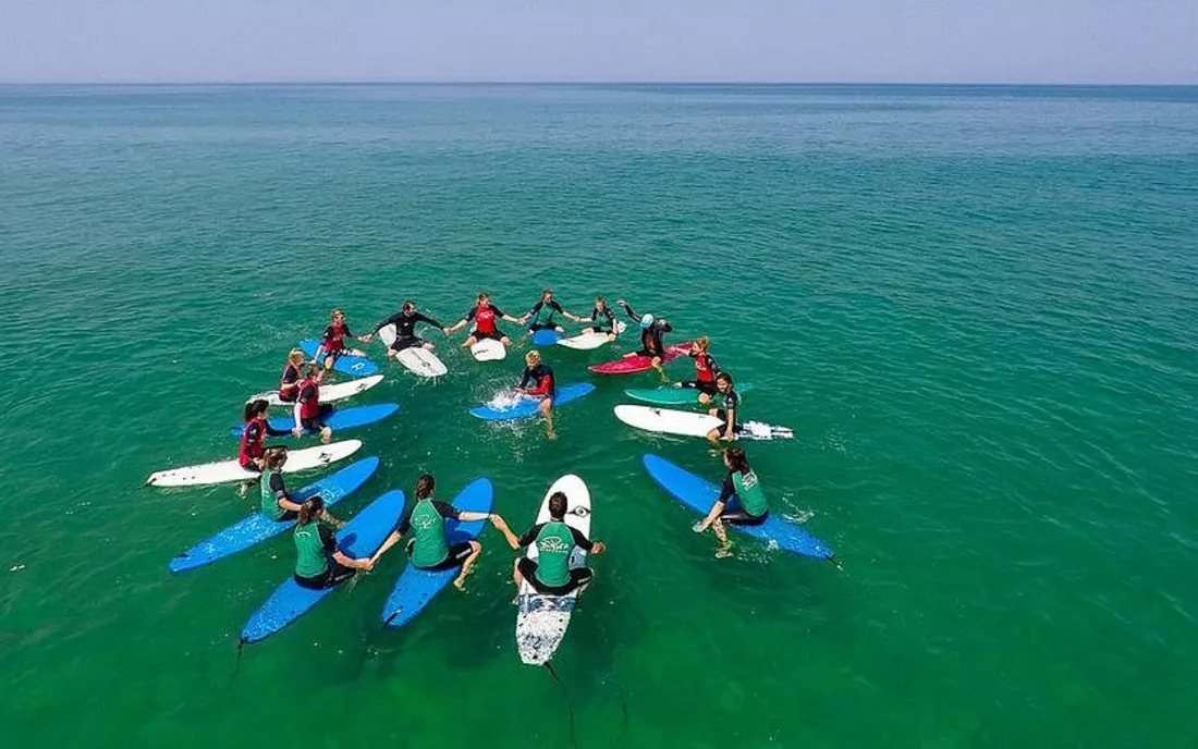 Surfkurs im Wasser beim Surfen lernen