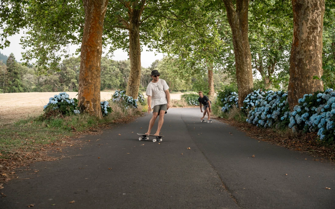 If you want to improve your surfing skills, why not try out a surf skate? You can rent the cruisers and surf skates at the lodge at any time free of charge. We also offer surf skate lessons. Leo drives you to good spots on the island to learn to skate or to improve your skills.