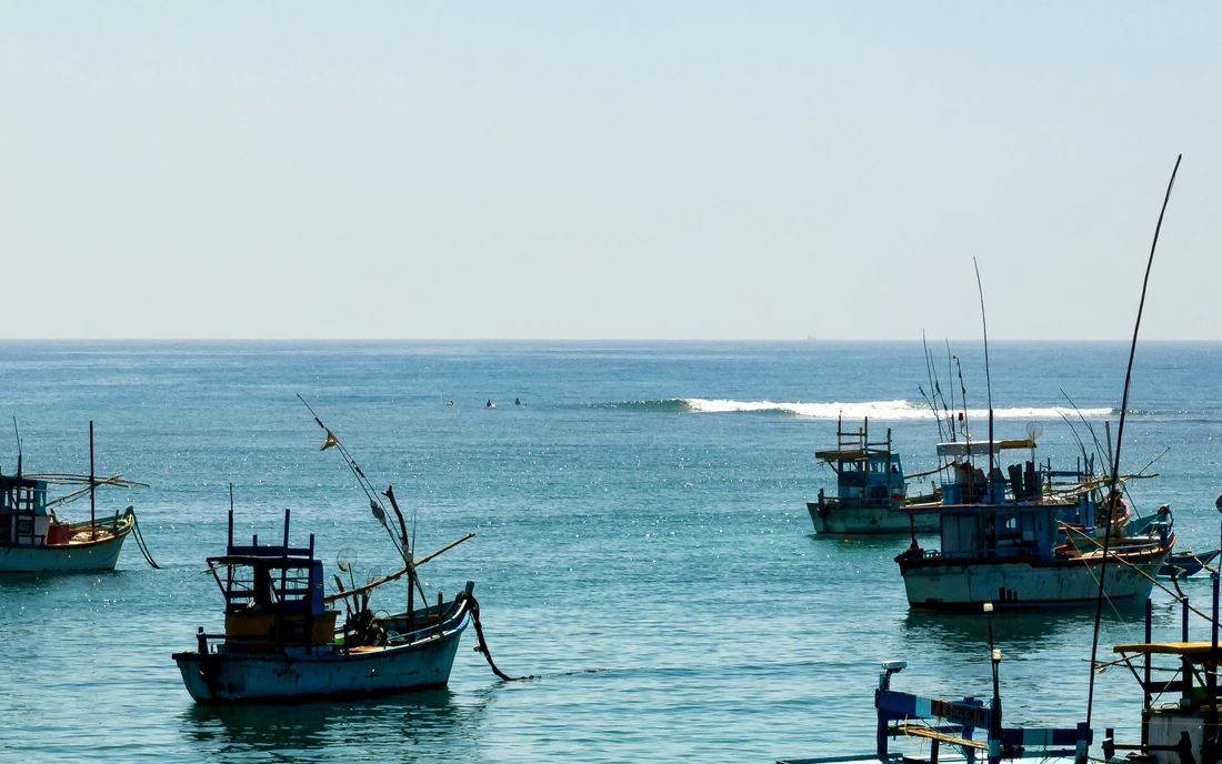 Fischerboote und Wellen