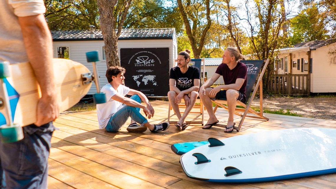 Surfer vor Mobile Home im Pure Surfcamp Moliets