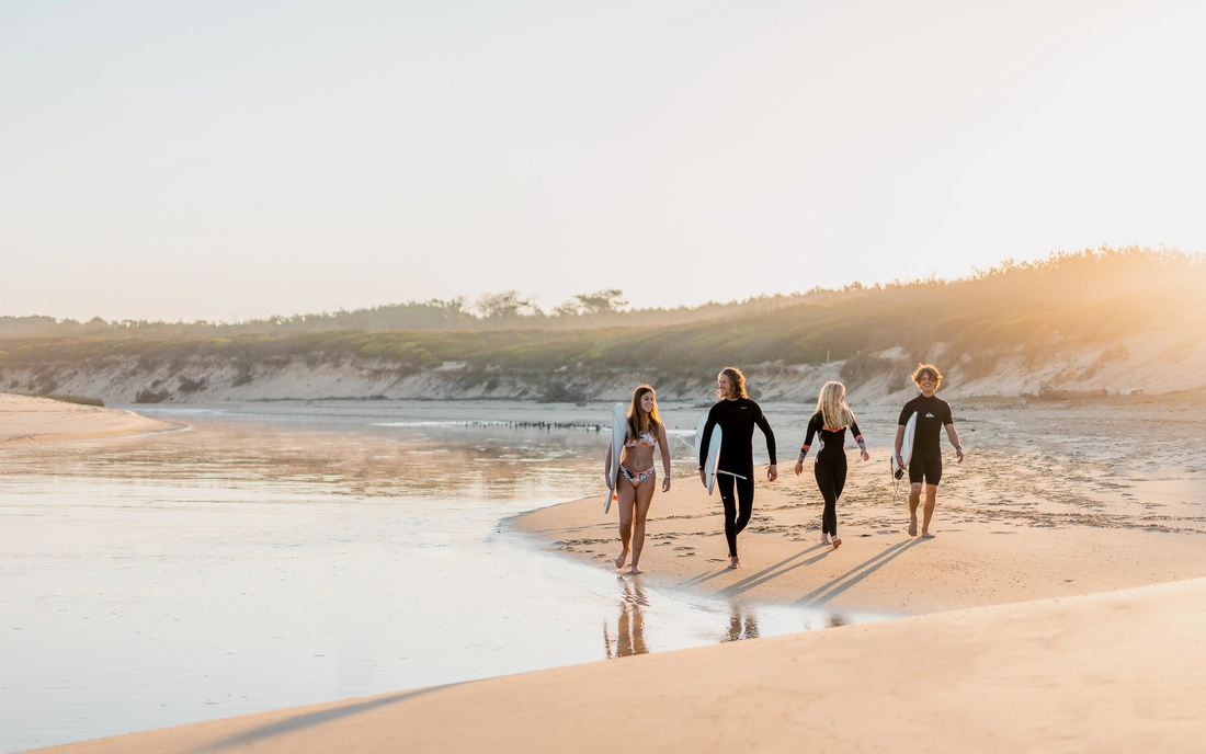 Surfer im Neoprenanzug am Strand