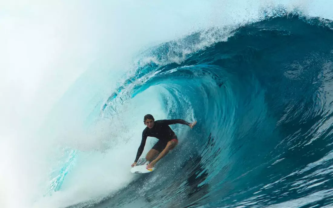 Lass dich barreln an den exklusiven Surfspots der Malediven