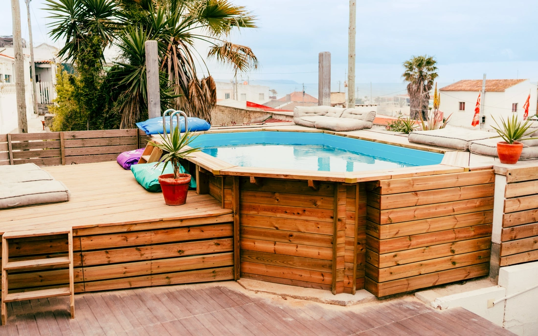 Das Beachfront Surfcamp mit Meerblick und Pool