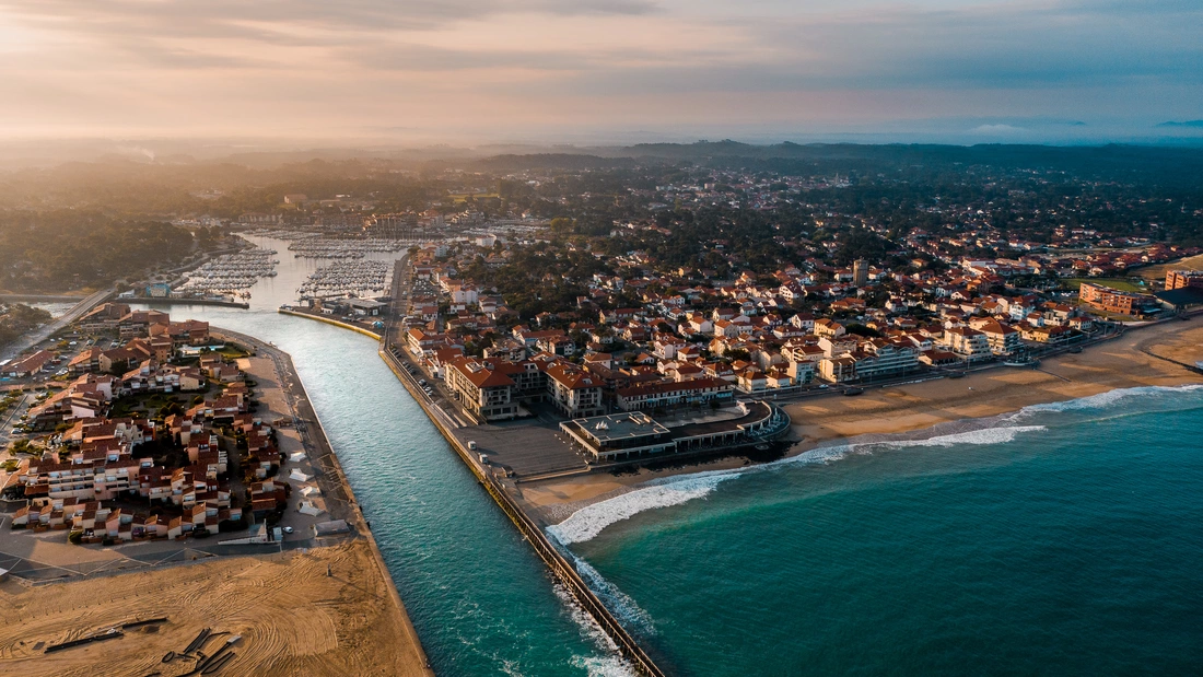 Strand Estagnots von oben bei Sonnenuntergang