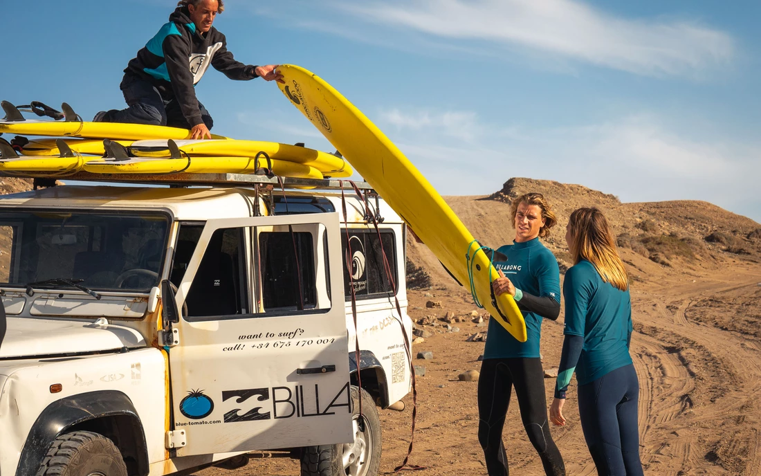 Surfcamp Fuerteventura Load surfboards onto the off-road vehicle