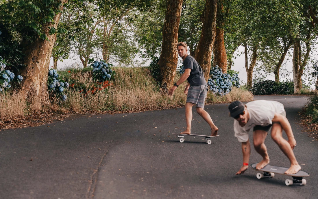 If you want to improve your surfing skills, why not try out a surf skate? You can rent the cruisers and surf skates at the lodge at any time free of charge. We also offer surf skate lessons. Leo drives you to good spots on the island to learn to skate or to improve your skills.