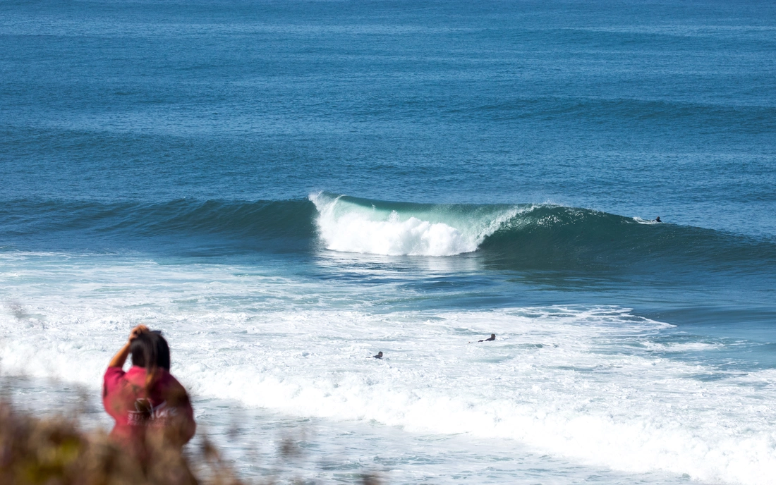 breaking wave in the algarve