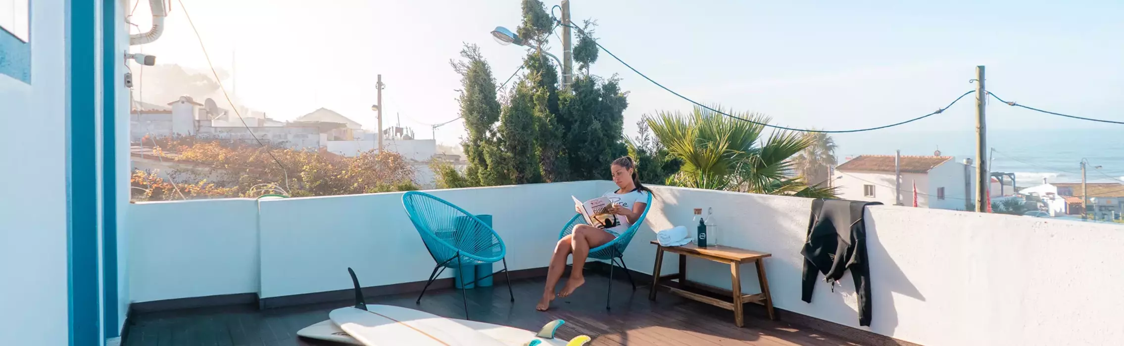 Beachfront Surfcamp Caparica Portugal Meerblick Terrasse