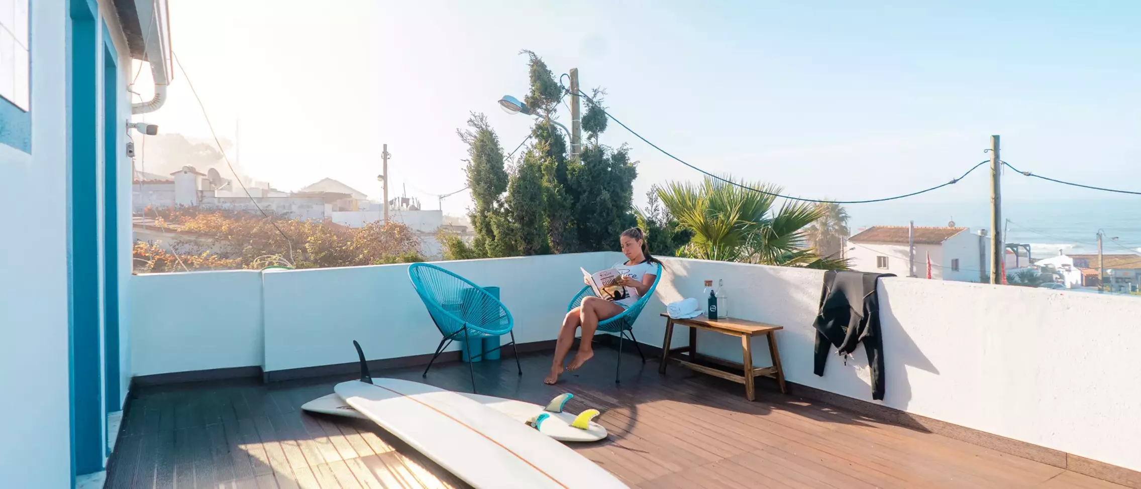 Beachfront Surfcamp Caparica Portugal Meerblick Terrasse