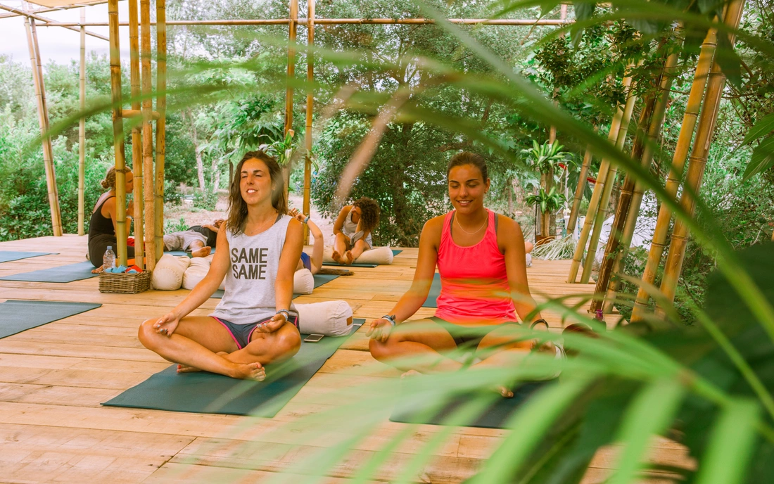 Das Yogadeck liegt mitten im grünen