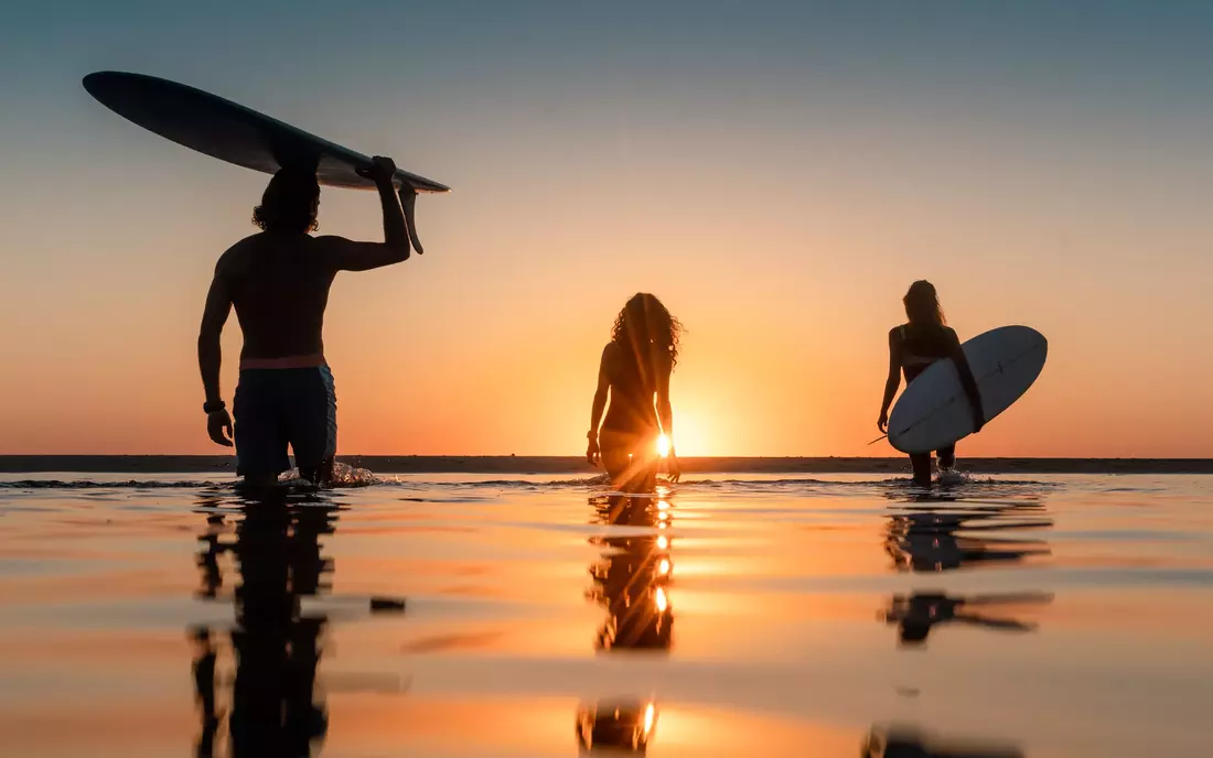 Sunset Surf ist immer möglich - das Meer ist nur 10 Gehminuten entfernt.