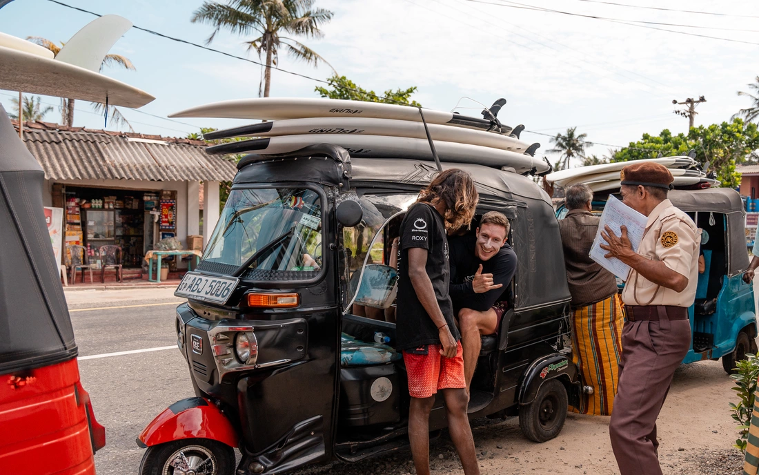 Tuk Tuk Beachfront Surfcamp Sri Lanka Guiding 