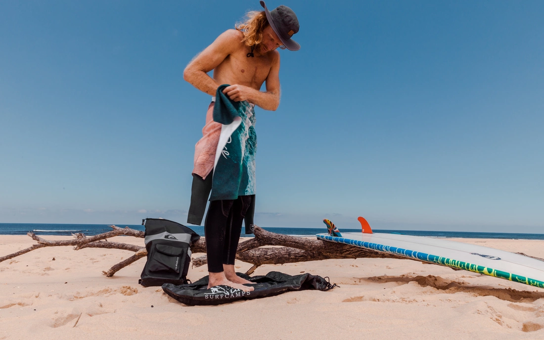 Eine Changing Mat verhindert Sand im Wetsuit der unangenehm ist und deinen Neo auf lange Sicht beschädigt