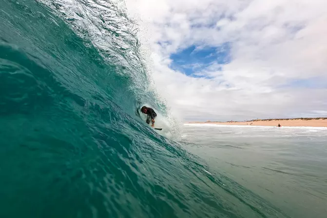 Surfer surft eine Welle