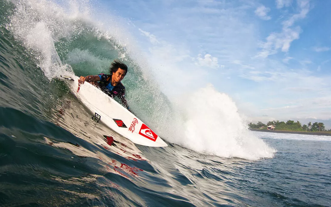 Surfer beim Surfen im Surfmanoever Unterwasseraufnahme