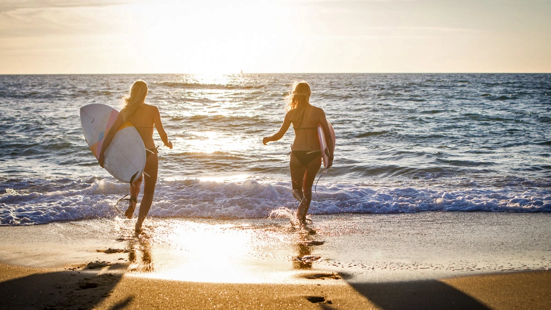 puresurfcamps-eco-surflodge-caparica-surfschule-qualität-sonne-strand-surfbrett