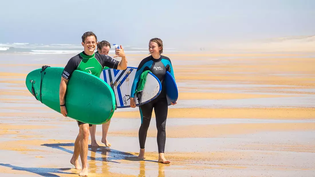 Surfen lernen im Familienurlaub.