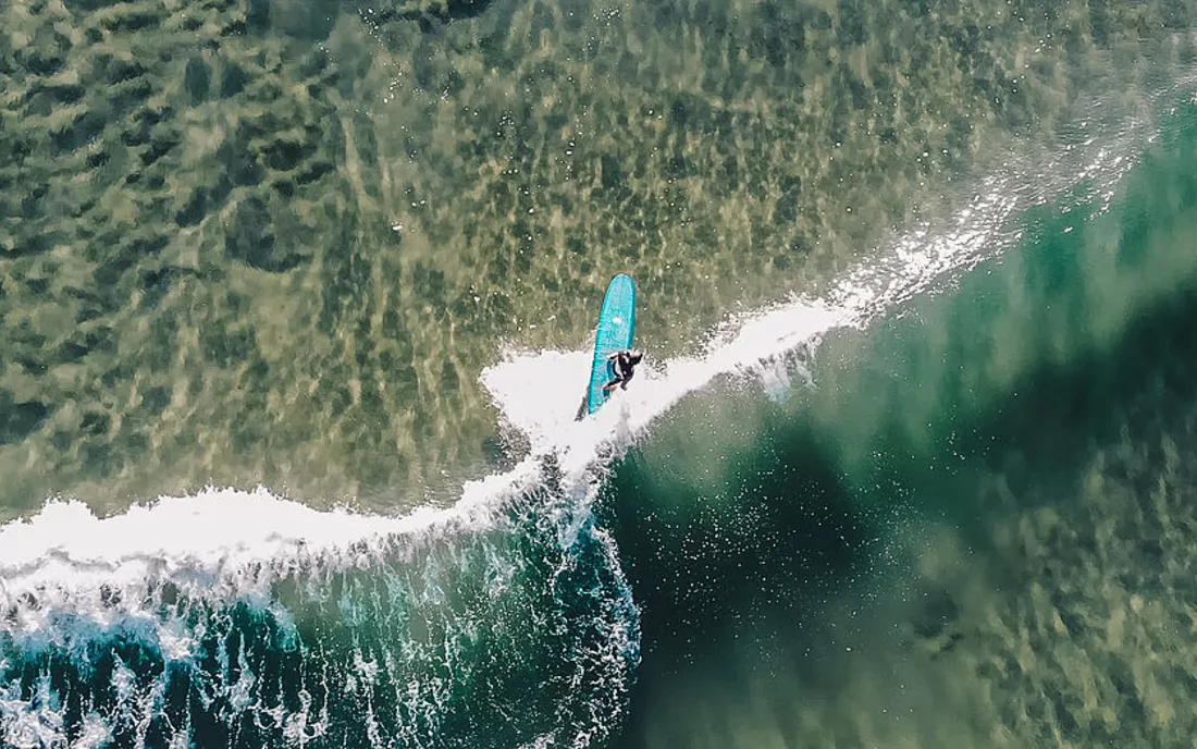 Surfer beim Surfen Vogelperspektive