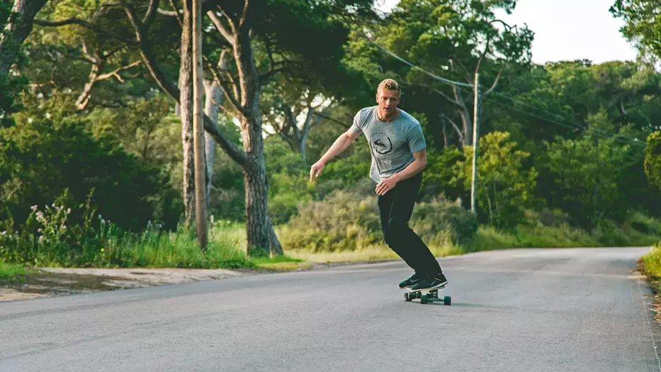 Erkundet die Umgebung von Peniche auf dem Longboard.