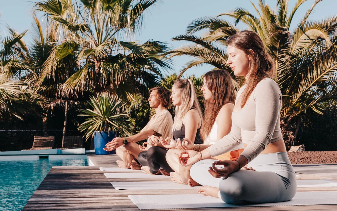 Yoga direkt am Pool.