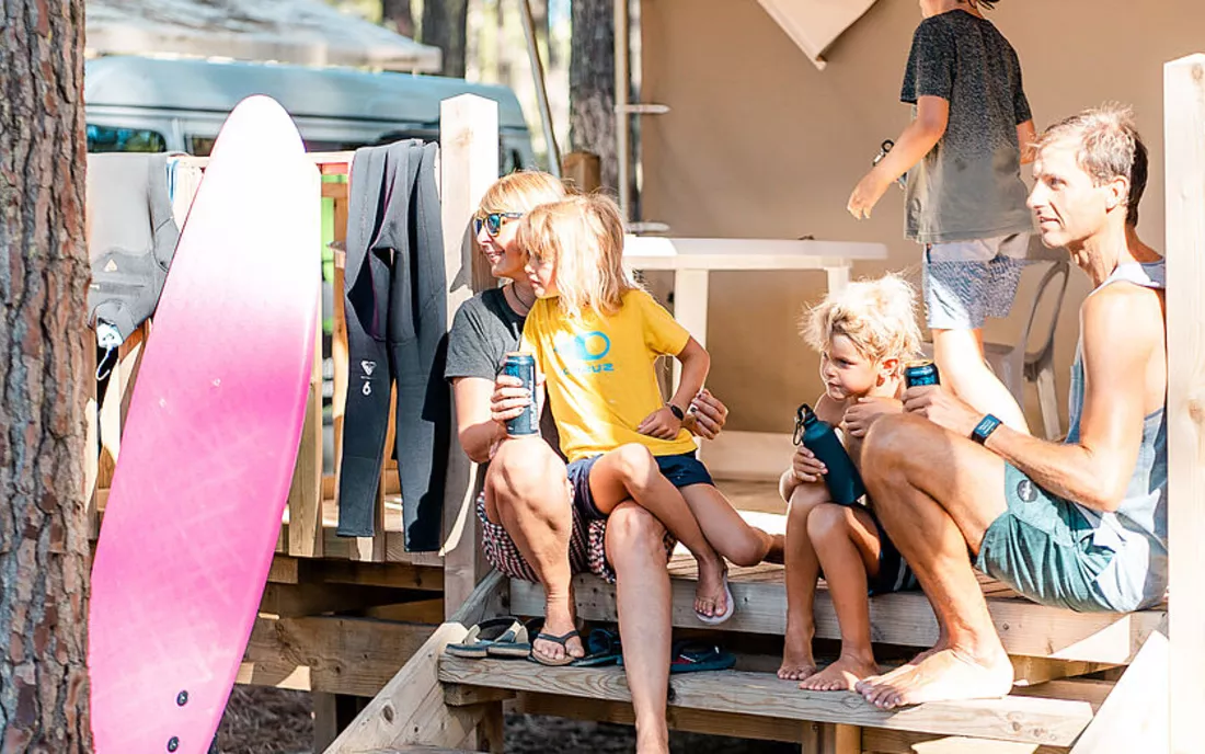 Familie mit Surfbrett im Familien Surfcamp