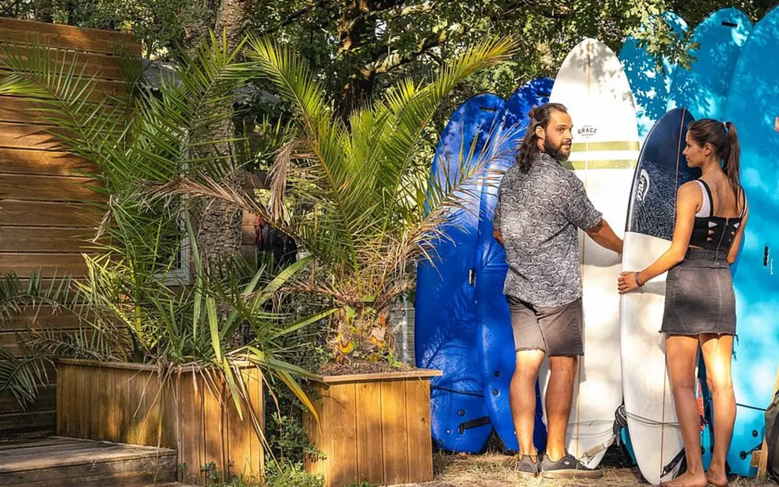 Surfschule bei der Surfbrett Auswahl