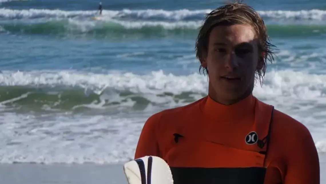 Finn Ole beim surfen in Portugal 