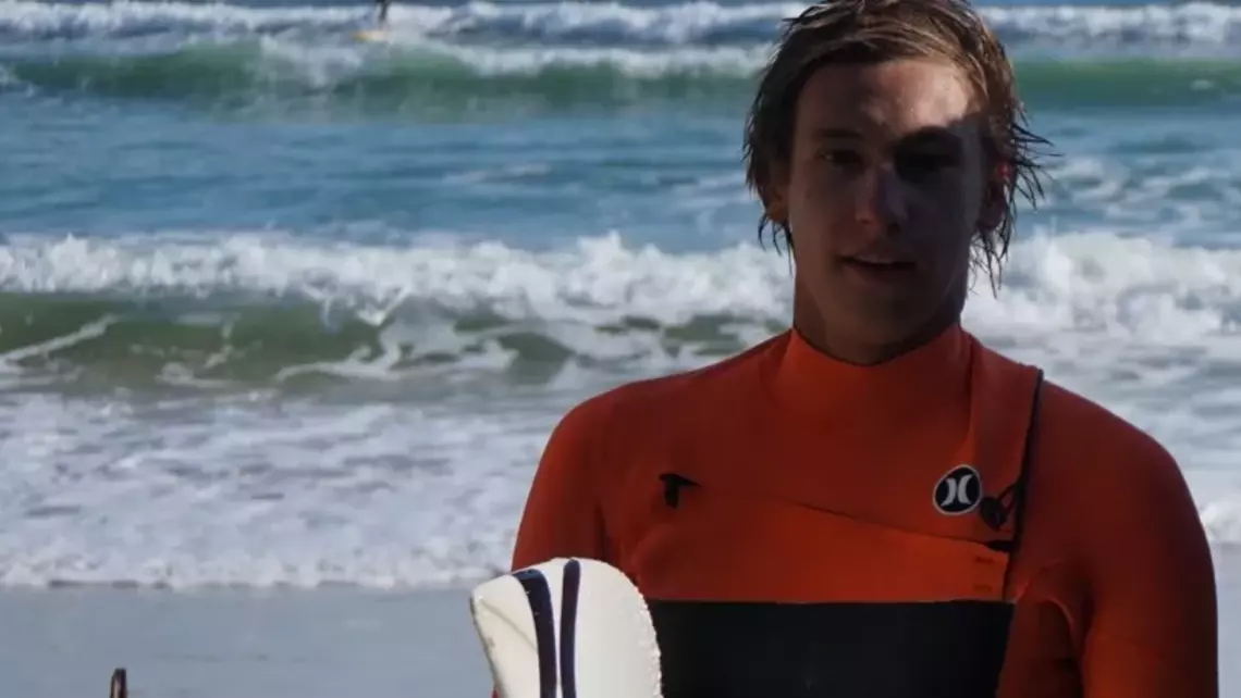 Finn Ole beim surfen in Portugal 
