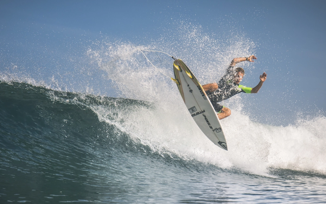 Lenni Jensen beim Surfen in Frankreich