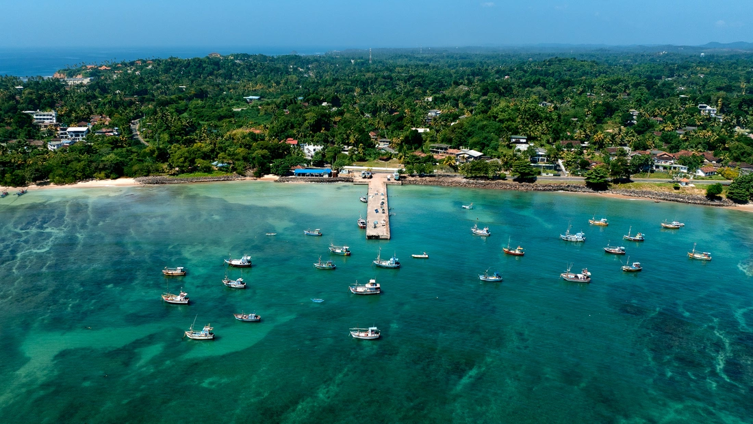 Fischerboote im blauen Meer von Sri Lanka