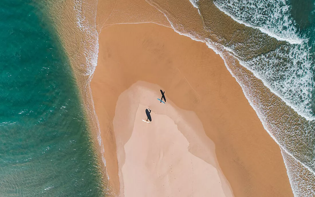 Surfer mit Surfbrett in Frankreich Vogelperspektive