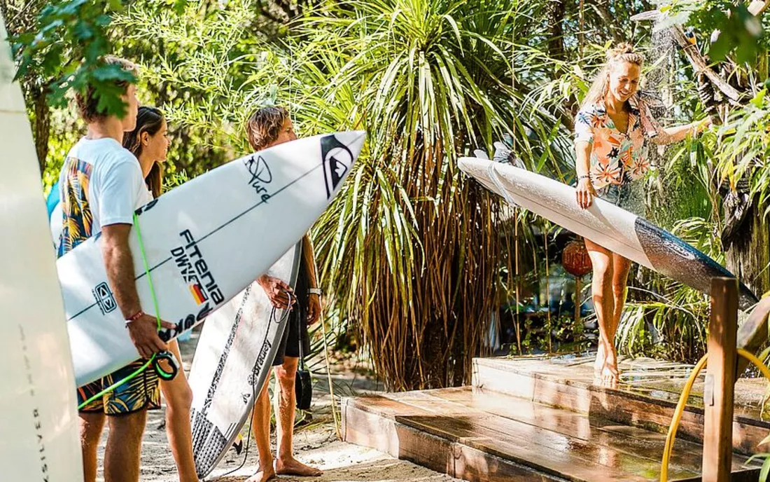 Surfschule beim Surfbrett saeubern