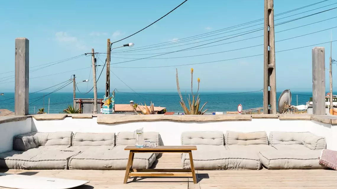 Terrasse des Beachfront Surfcamp Caparica