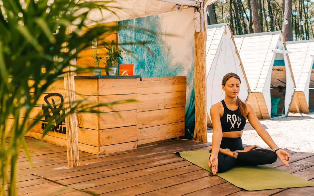 Yoga unter Pinienbäumen