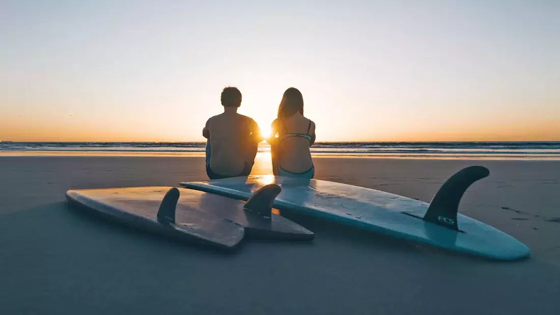 Surfen lernen, Wellenreiten und Yoga Sessions am Strand