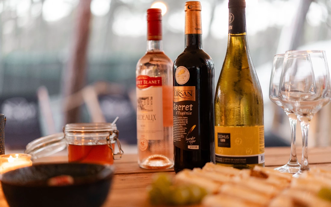 fûr die erwachsenen gibt es einen Wine & Cheese Abend mit regionalen Köstlichkeiten